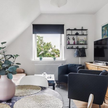 Lovely Top Floor Apart Copenhagen Near Airport, Metro And The Beach Buitenkant foto